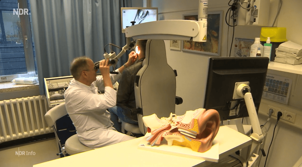 Prof. Dr Lenarz untersucht einen Patienten mit Äußeren Gehörgangsimplantat